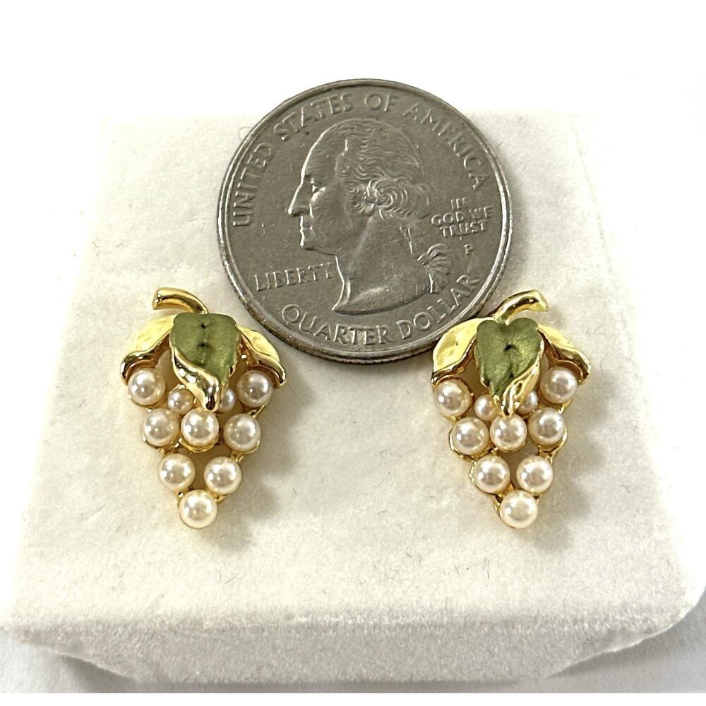 Vintage Faux Pearl Grape Cluster Earrings Gold Tone Green Leaves Stud Earrings - Picture 4 of 6